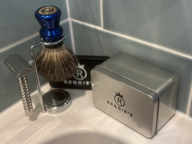 Reggie's Luna pennello barba manico nero sintetico personalizzabile