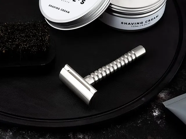 Reggie's Titan Set Rasatura Rasoio Sicurezza Titanio Crema
